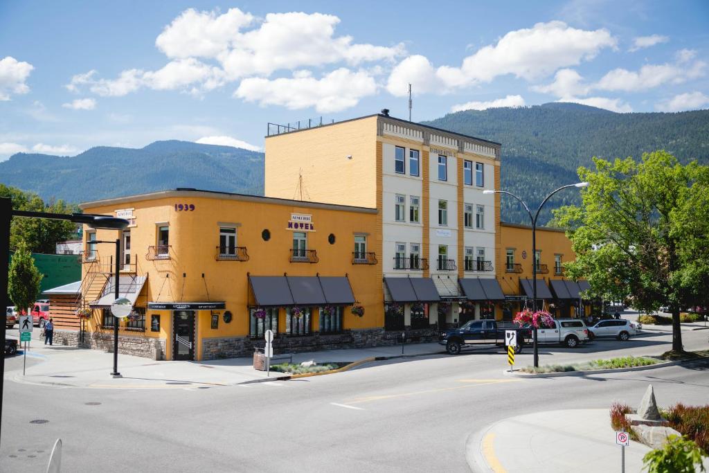 a yellow building on the corner of a street at Adventure Hotel in Nelson