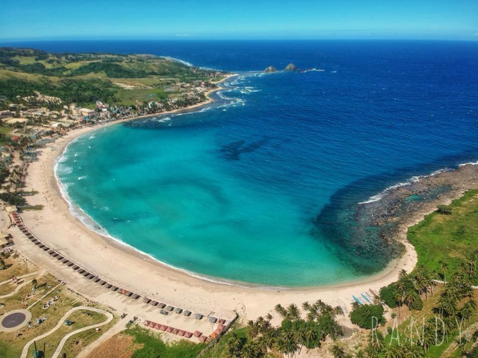 una vista aérea de una playa en el océano en Blue Lagoon Inn and Restaurant, Pagudpud, en Mabubua