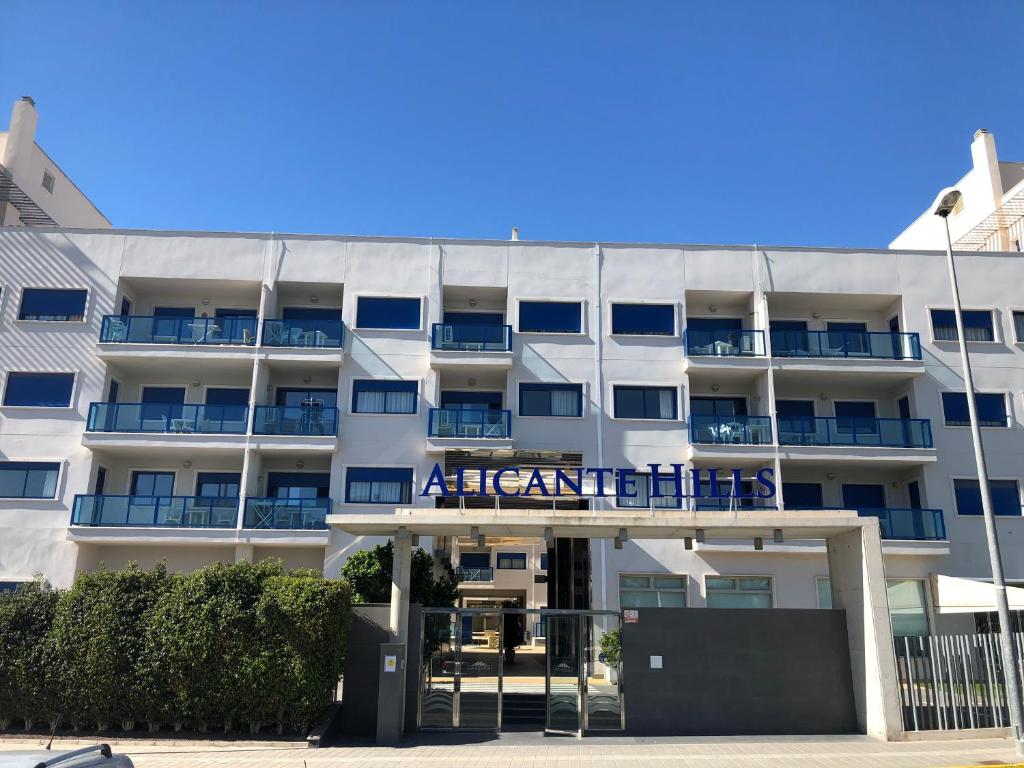 un edificio de apartamentos con un cartel en él en Alicante hills - apartment Gilda, en Alicante