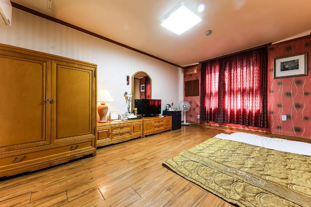 Postel nebo postele na pokoji v ubytování Kyungha Spa Hotel