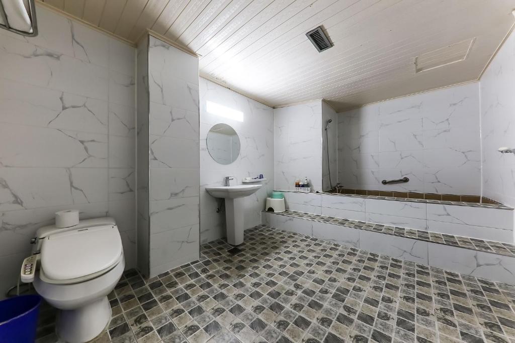Koupelna v ubytování Kyungha Spa Hotel