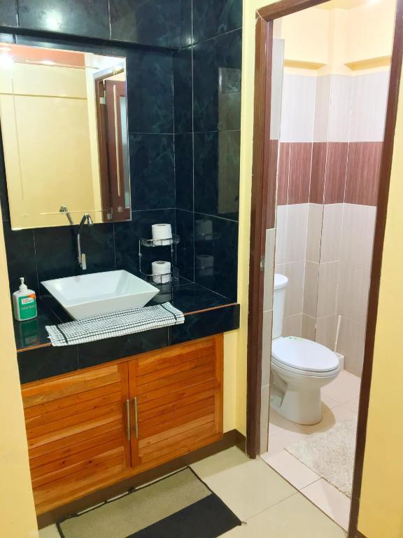 Koupelna v ubytování Fully AC 3BR House for 8pax near Airport and SM with 100mbps Wifi