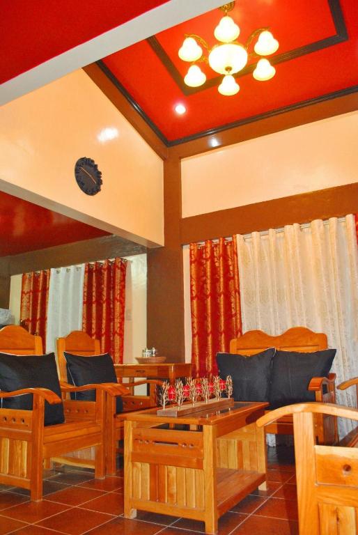 Posezení v ubytování Fully AC 3BR House for 8pax near Airport and SM with 100mbps Wifi