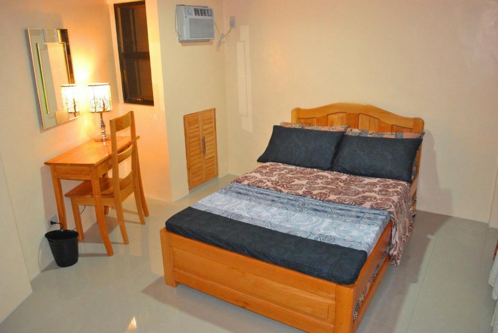 Una cama o camas en una habitación de Fully AC 3BR House for 8pax near Airport and SM with 100mbps Wifi
