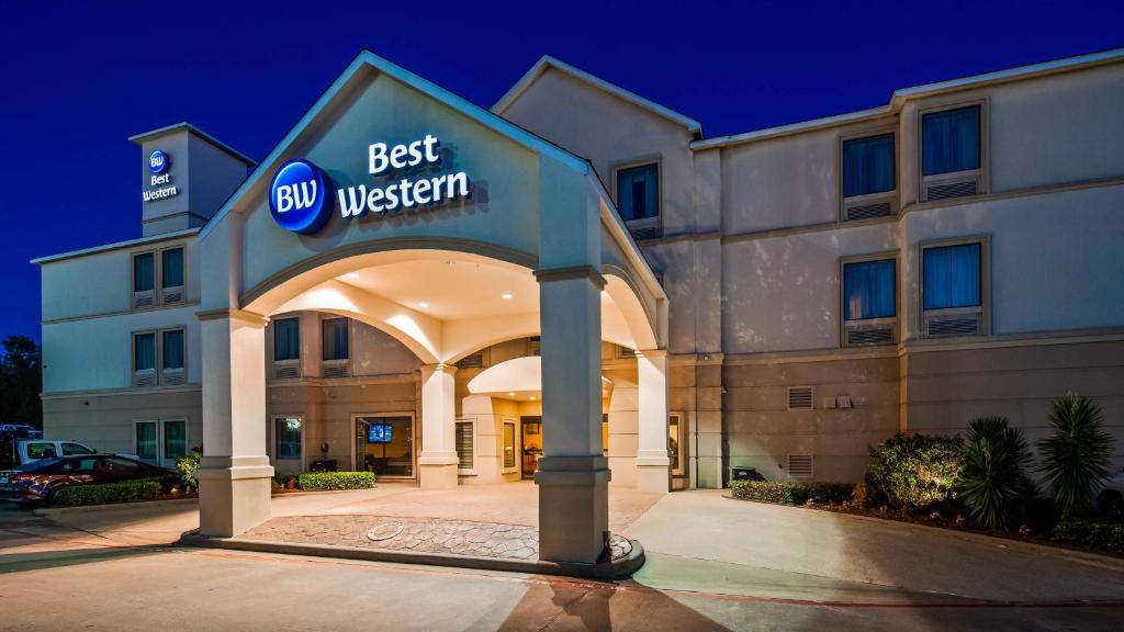 un edificio con un letrero que dice mejor occidental en Best Western Longview, en Longview