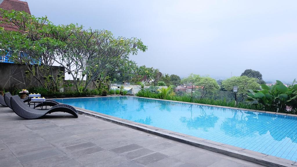 Bazén v ubytování Royal Hotel Bogor nebo v jeho okolí