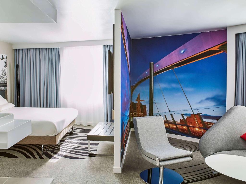 Postel nebo postele na pokoji v ubytování Novotel Manchester Centre