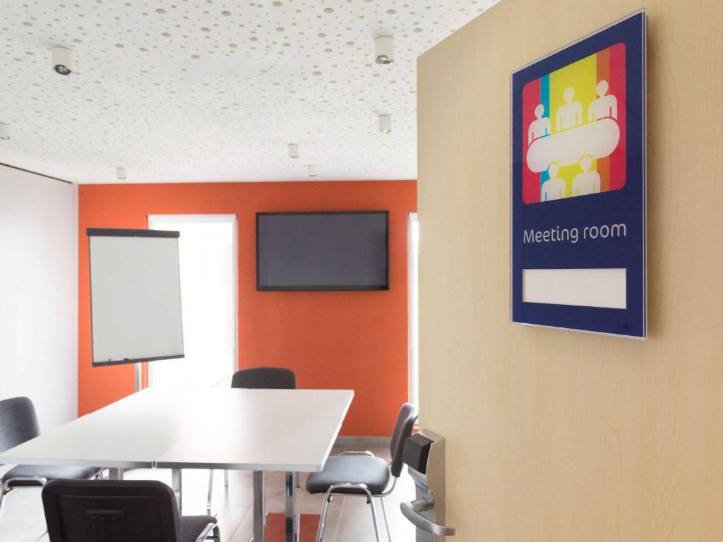 TV a/nebo společenská místnost v ubytování Ibis Styles Nivelles