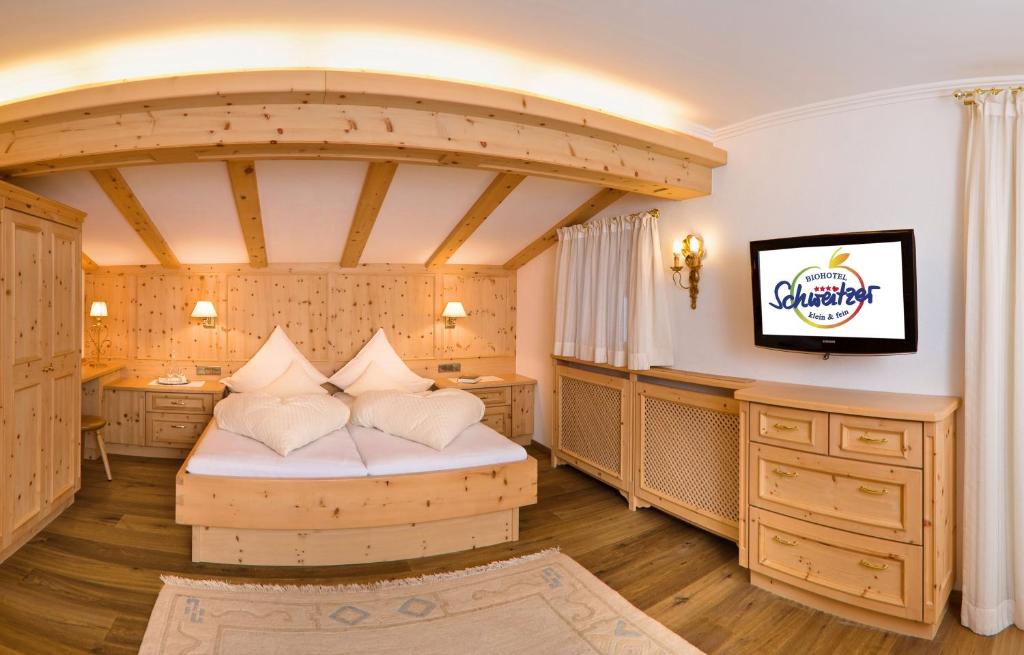 Postel nebo postele na pokoji v ubytování Biohotel Schweitzer