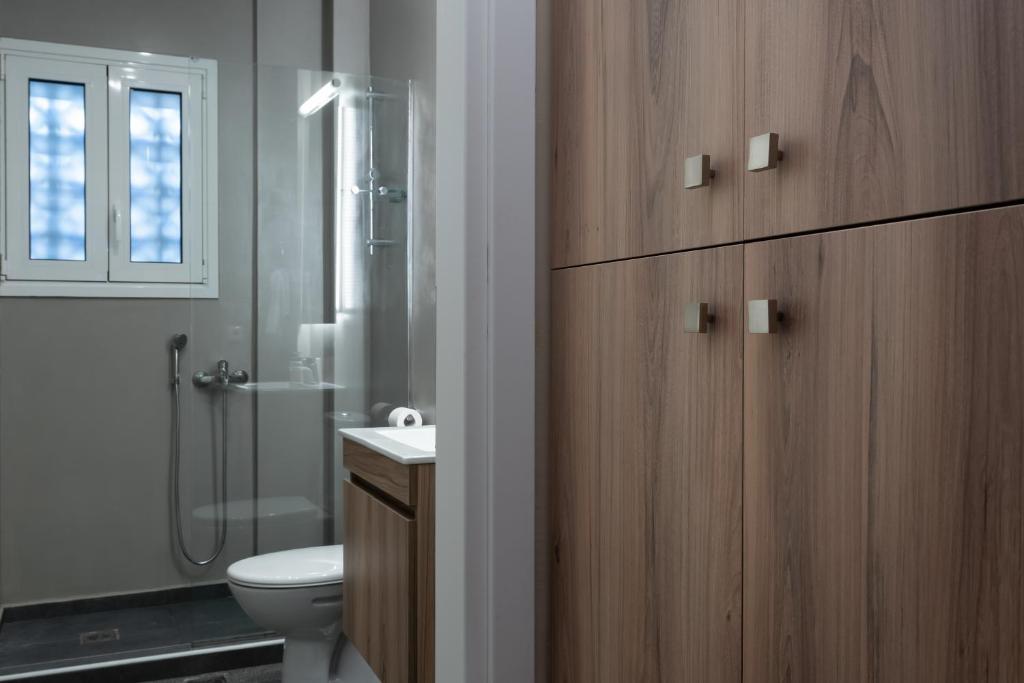 A bathroom at Absolute Athens Apartments