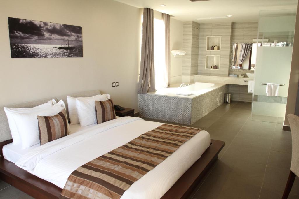 Postel nebo postele na pokoji v ubytování The Royal Shaza Suites