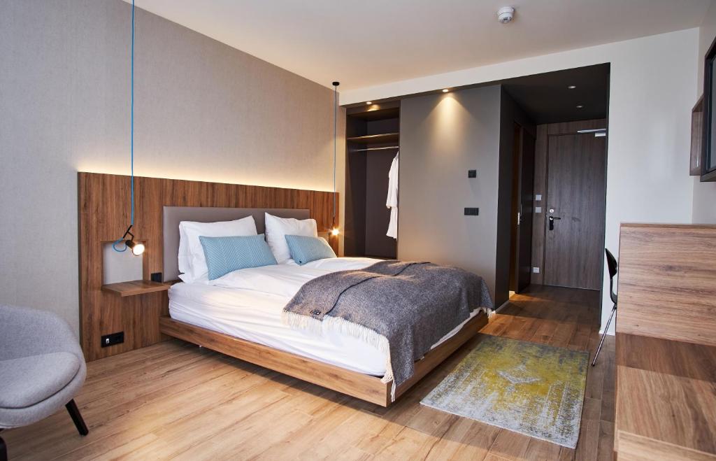 Llit o llits en una habitació de Hotel Berg by Keflavik Airport