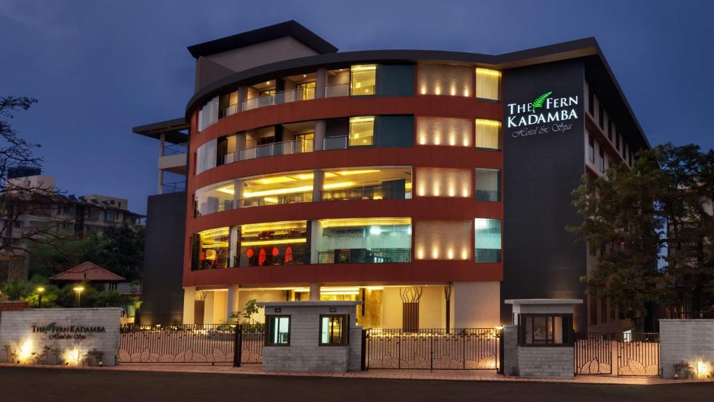 um edifício alto com um sinal em frente em The Fern Kadamba Hotel And Spa em Old Goa