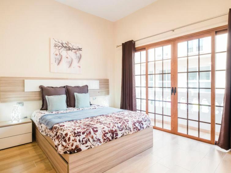 a bedroom with a large bed and a large window at apartamento tenerife in Icod de los Vinos