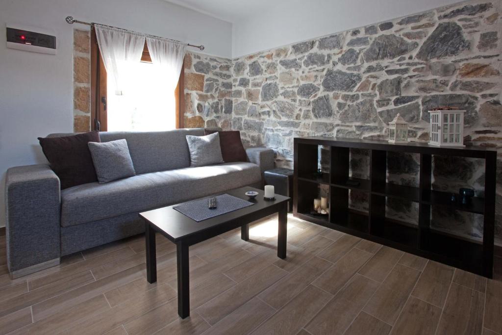 un soggiorno con divano e camino di Antoni's House Makri a Alexandroupoli