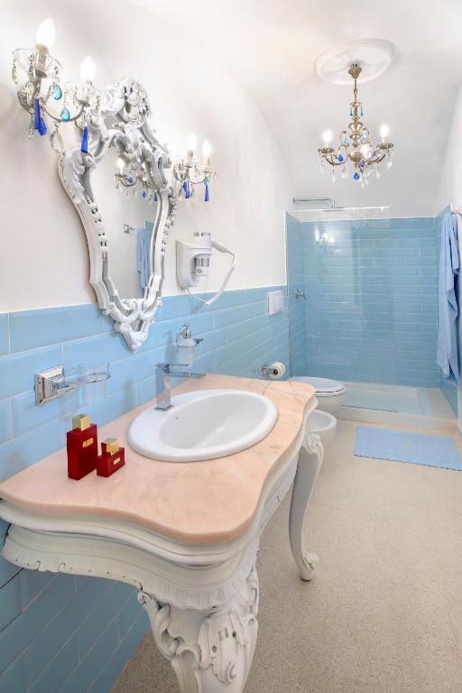 A bathroom at à Marchisa -Noto-
