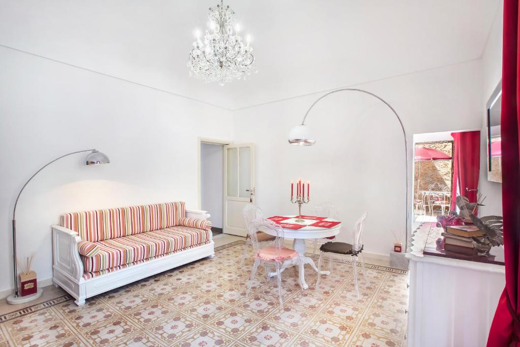 A seating area at à Marchisa -Noto-