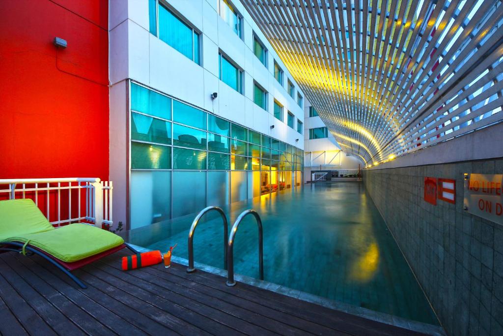 Bazén v ubytování HARRIS Hotel & Convention Festival Citylink Bandung nebo v jeho okolí