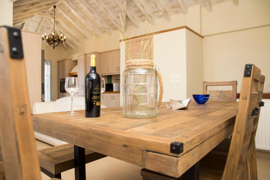 スペツェスにあるvilla aneme Spetsesのワイン1本とグラス1杯付きのテーブル