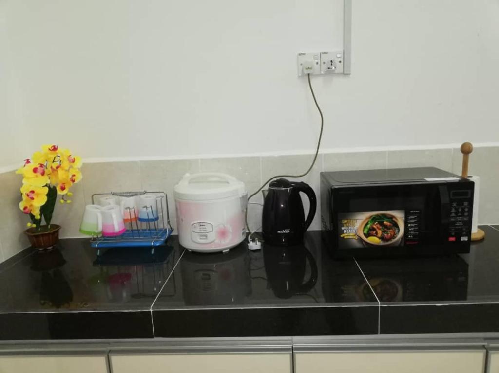 Kuchyň nebo kuchyňský kout v ubytování Faeyz Homestay Pertam Jaya