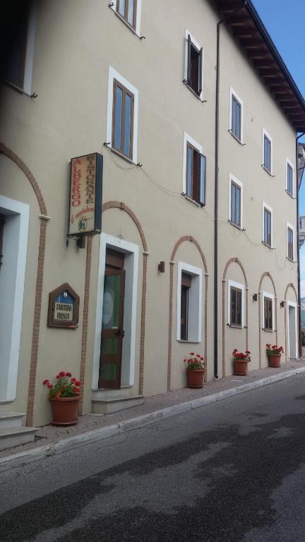 budynek z doniczkami kwiatowymi przed nim w obiekcie Albergo Il Cacciatore w mieście Ovindoli