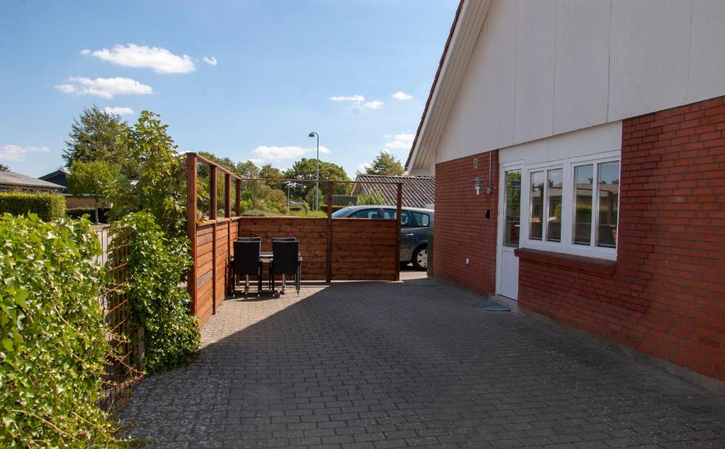 een bakstenen gebouw met een patio en een hek bij Billund Center Apartment in Billund