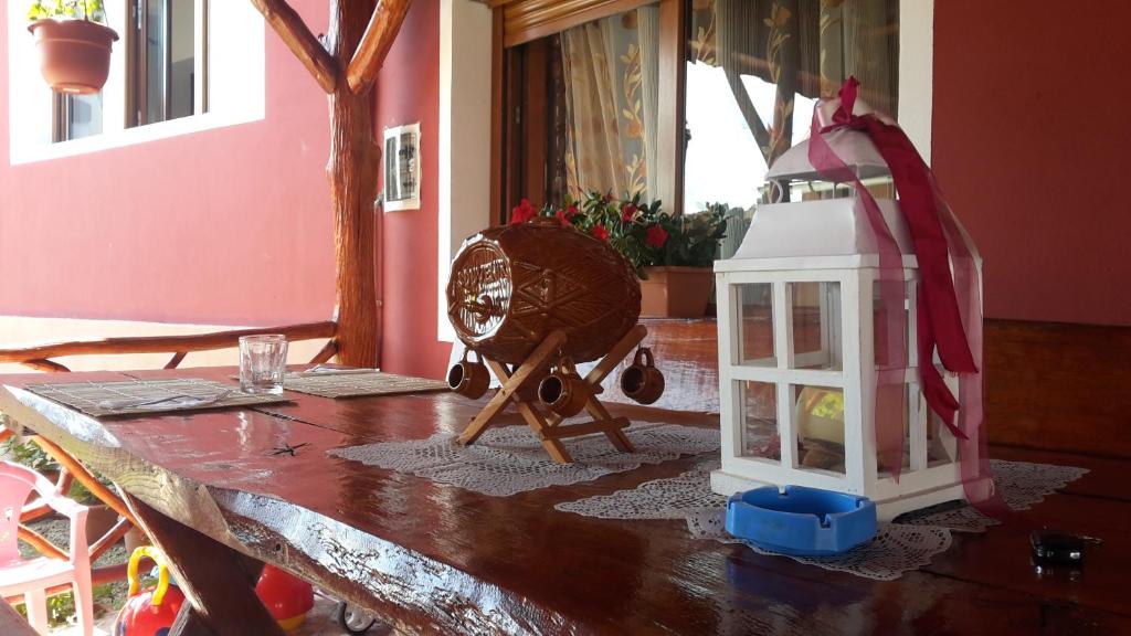 een houten tafel met een houten ventilator erop bij Casa Suzy & Roxy in Arpaşu de Jos