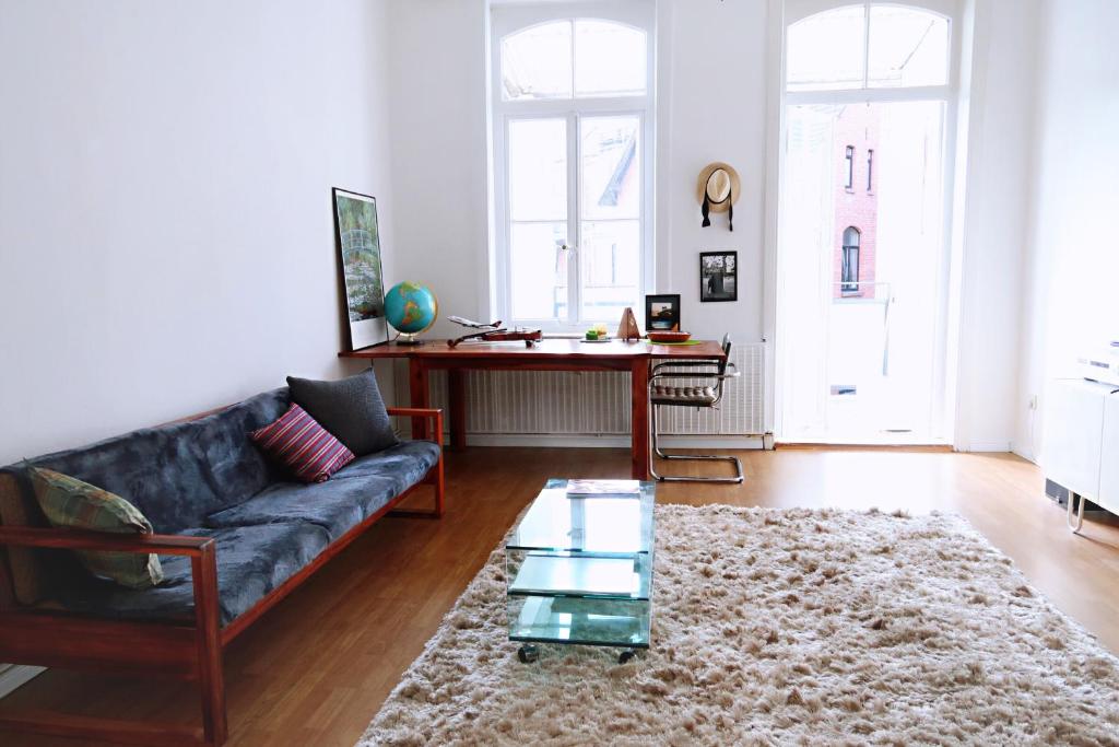 a living room with a couch and a table at 4 Sterne Wohnung in zentraler Lage in Hannover