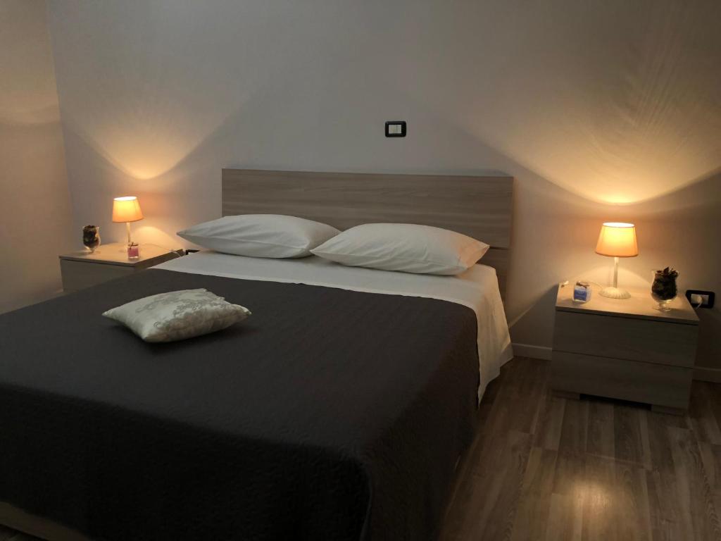 Nido della Rondine tesisinde bir odada yatak veya yataklar
