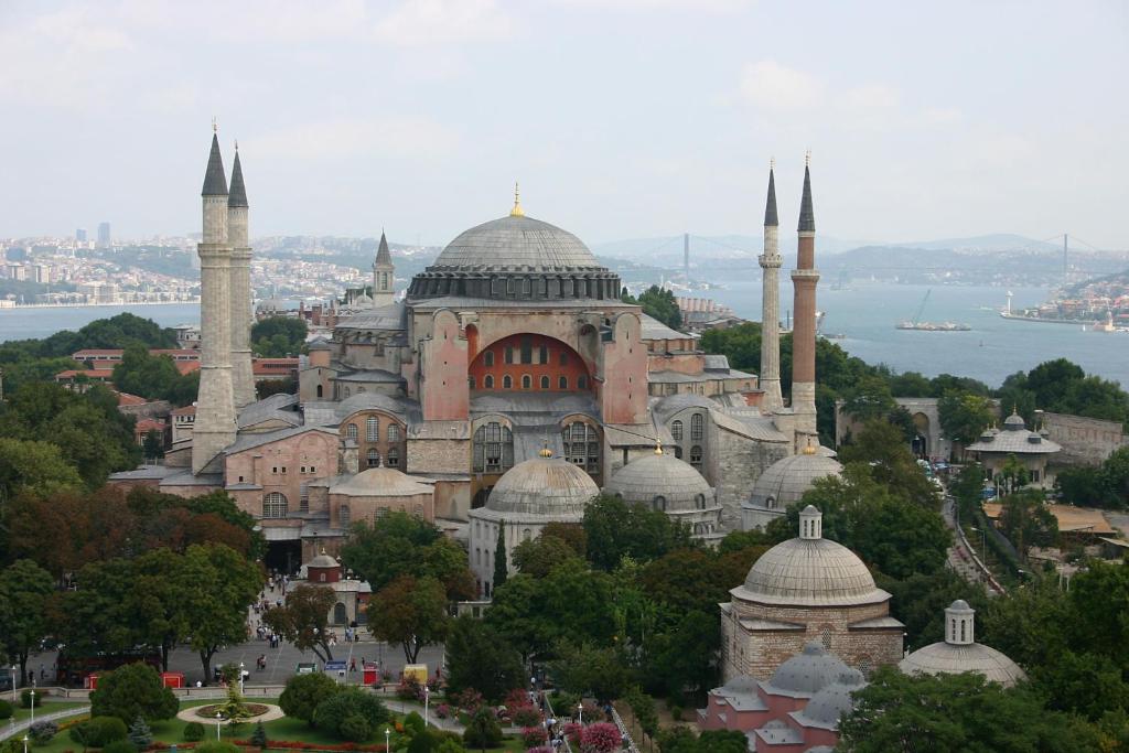 فندق ماربالاس في إسطنبول: مبنى كبير به مسجدين على تلة