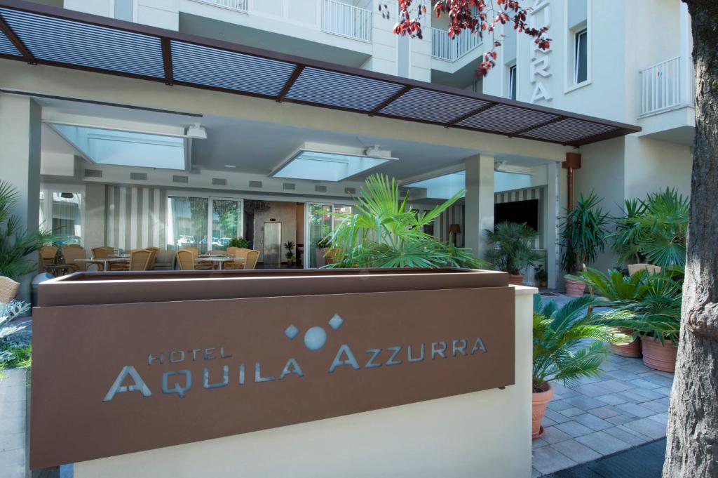 リミニにあるHotel Aquila Azzurraのホテルアクラ アトリウム(目の前に看板あり)