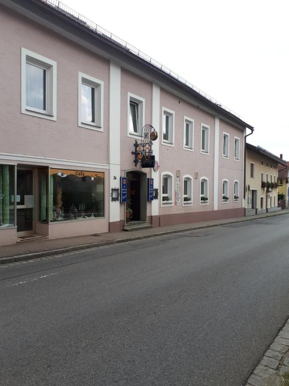een lege straat in een stad met gebouwen bij Danka in Neukirchen beim Heiligen Blut