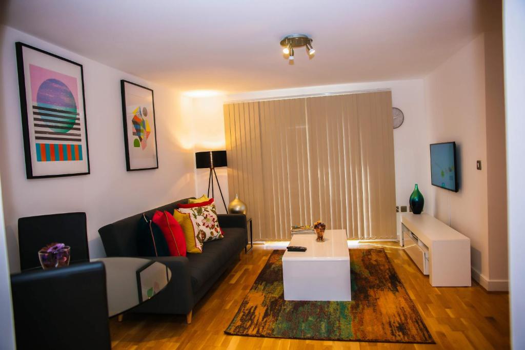 ein Wohnzimmer mit einem Sofa und einem Couchtisch in der Unterkunft Superior 2 bedroom Apartments in Woolwich