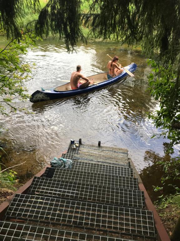 Výhled na řeku, která protéká v blízkosti prázdninového domu