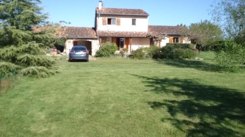 un coche aparcado frente a una casa en Le violet, en Gaillac