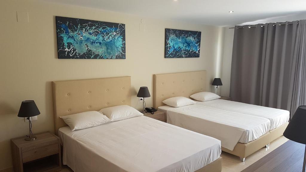 En eller flere senge i et værelse på Hotel Prassino Nissi