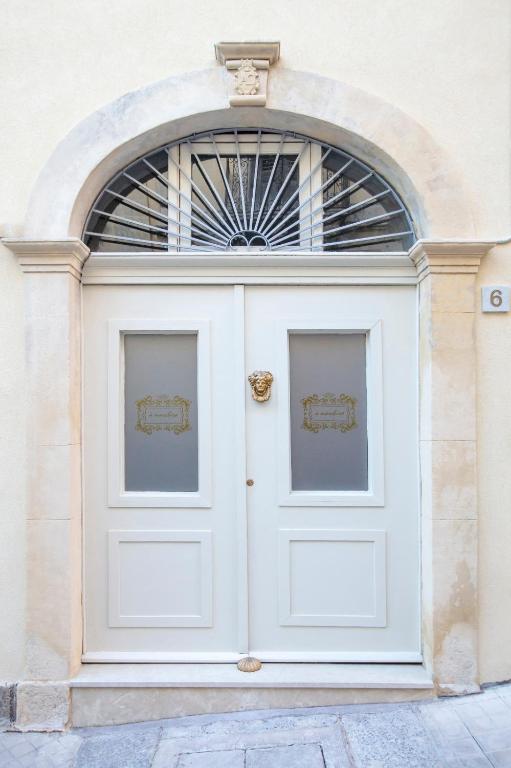 The facade or entrance of à Marchisa -Noto-