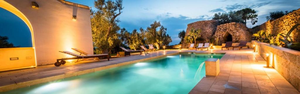 The swimming pool at or close to Casale Donna Rosa