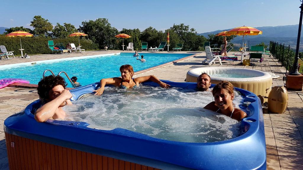 Bazén v ubytování Fattoria di Belvedere nebo v jeho okolí