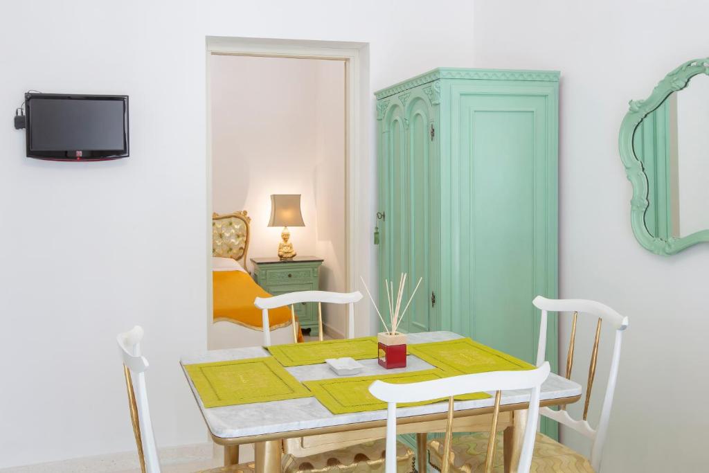 A television and/or entertainment centre at à Marchisa -Noto-