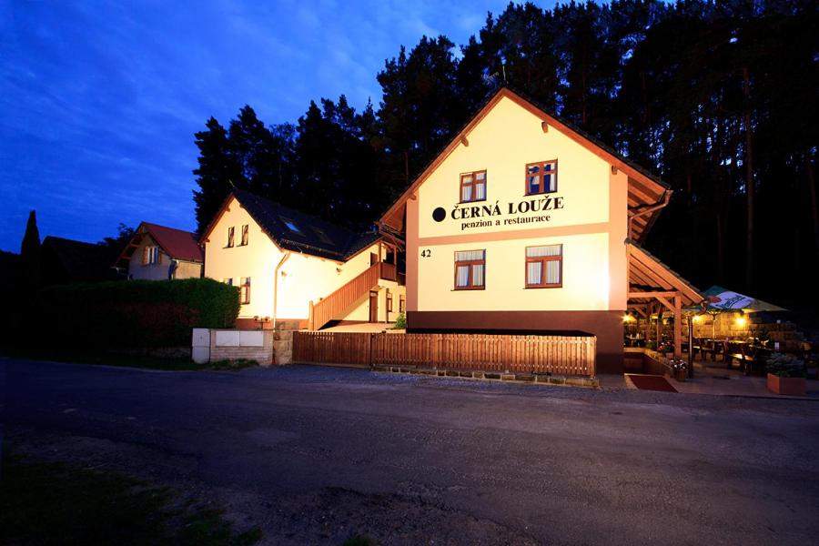 een gebouw met een bord dat de hoofdlodge leest bij Černá louže in Branžež