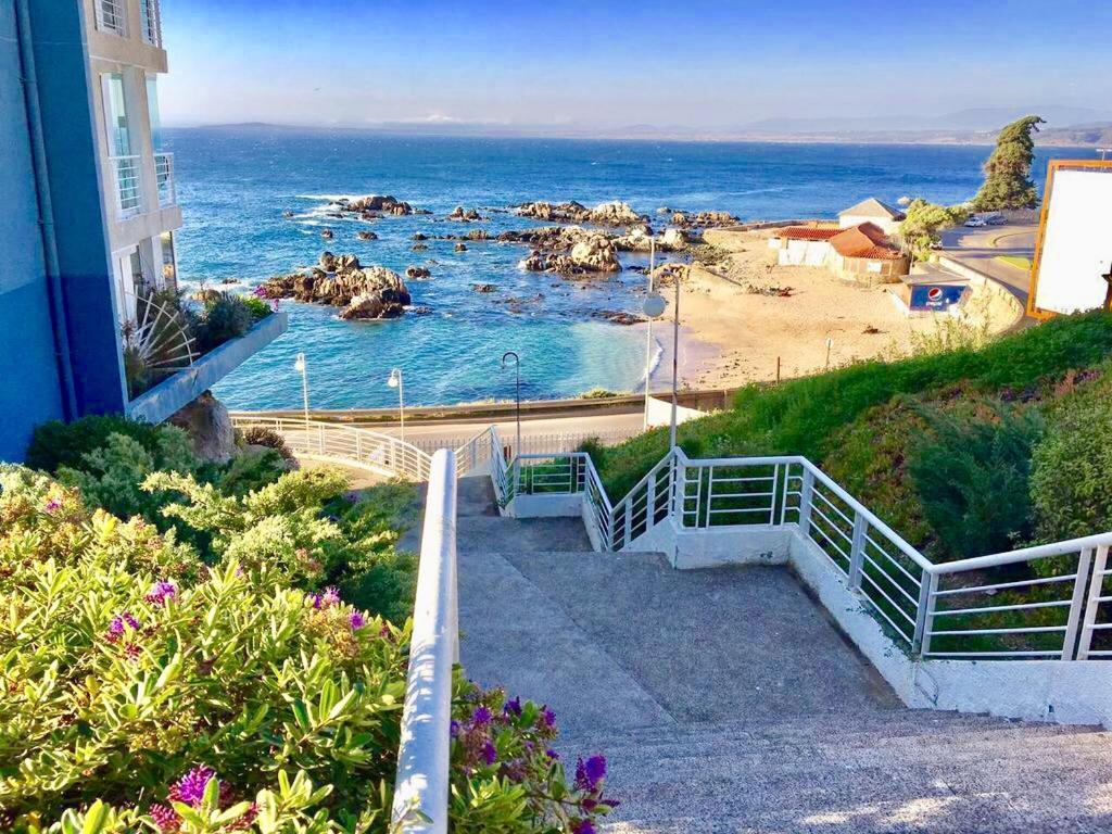 Un escalier mène à une plage donnant sur l'océan. dans l'établissement VistaMar Club de Yates, Concón, Viña del Mar, à Concón