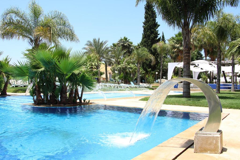 Bazén v ubytování Zaki Hotel nebo v jeho okolí