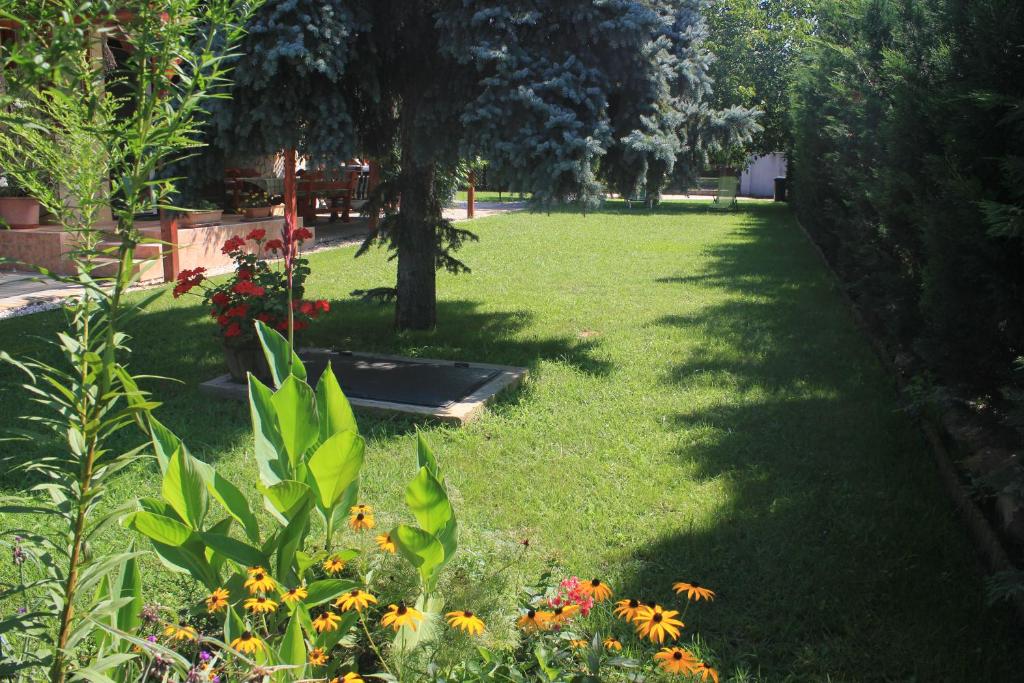Ogród w obiekcie RELAX Apartman