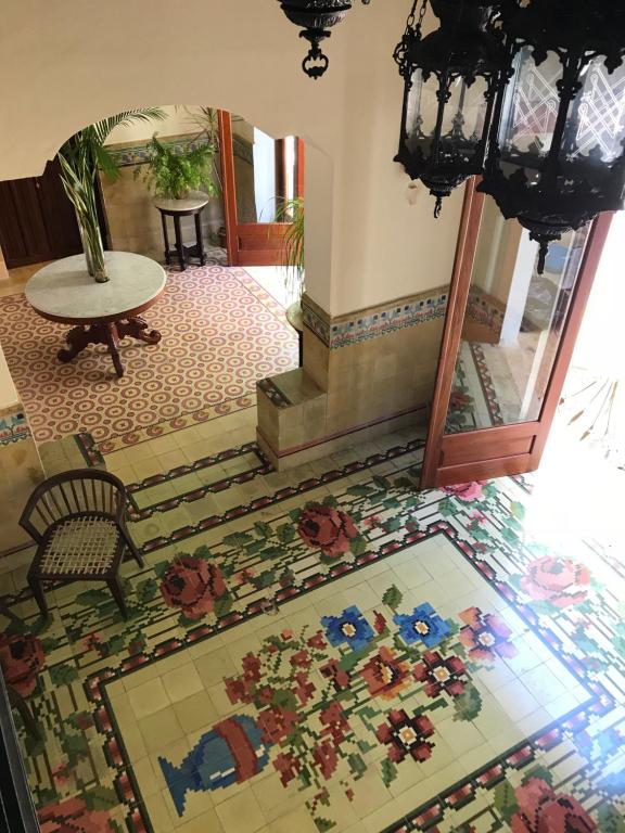 Habitación con mesa y alfombra en el suelo en Verde Morada, en Valladolid