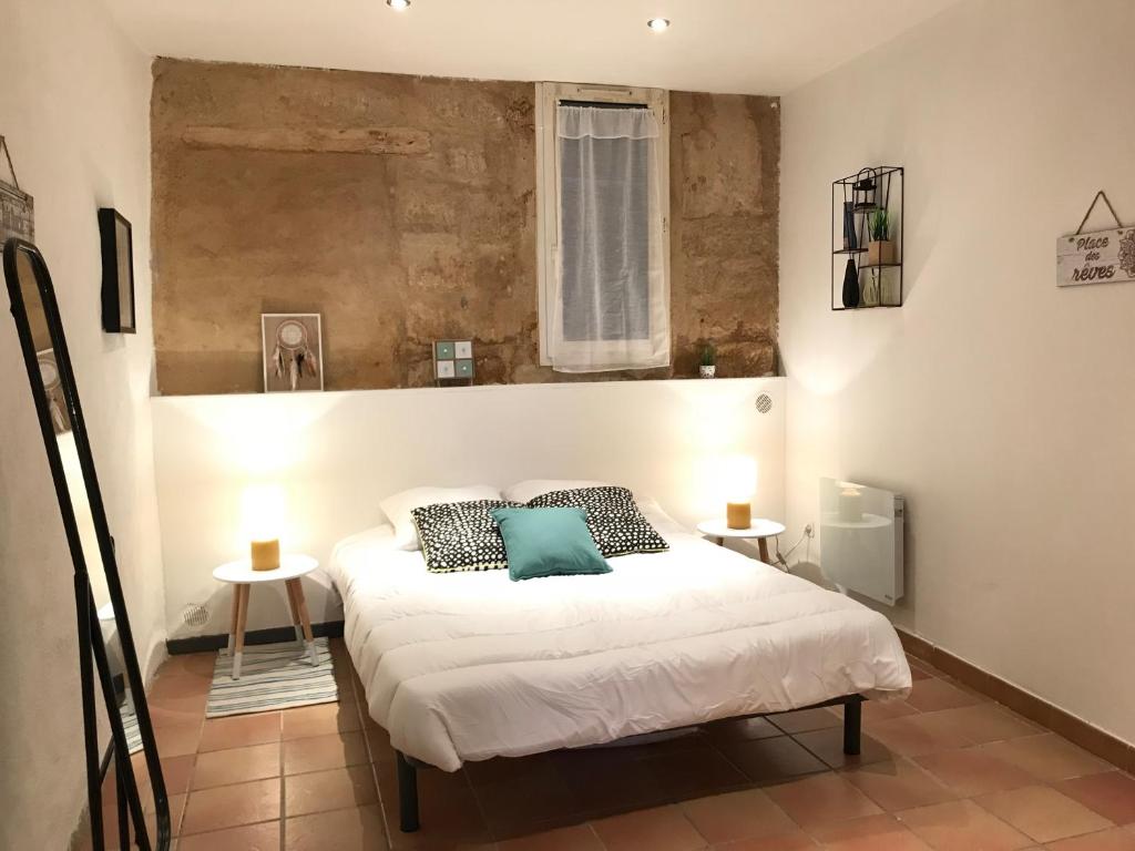 - une chambre avec un lit blanc et 2 tables dans l'établissement Super Appart T2 - Historic Center - Idéalement situé, à Montpellier
