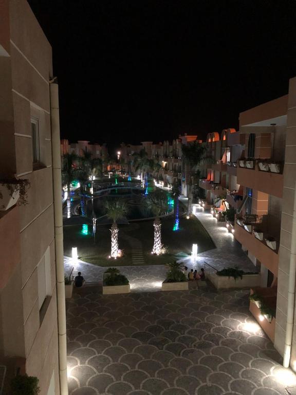 een luchtzicht op een binnenplaats in de nacht bij Dunes ressort chott Meriem in Sousse