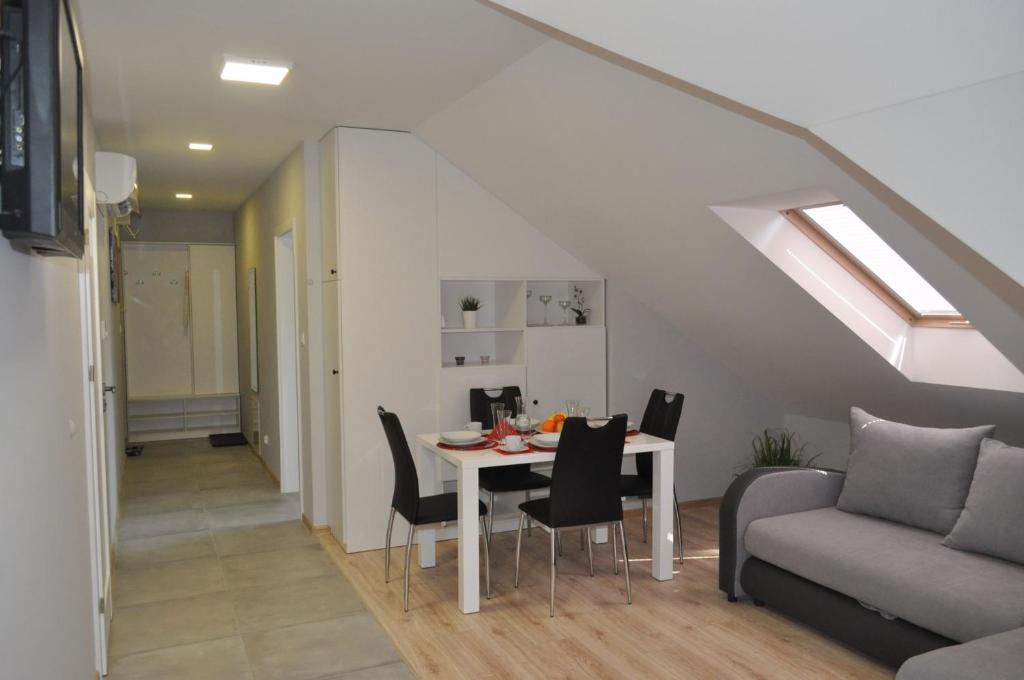 uma sala de estar com uma mesa e um sofá em Klimatyzowany Apartament Paris em Kielce
