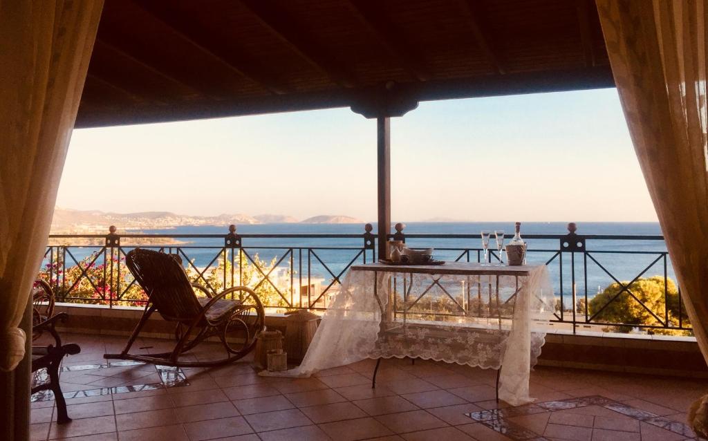 Aghia MarinaにあるLagonisi houseの海の景色を望むバルコニー(テーブル付)