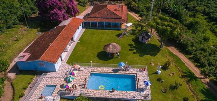 een luchtzicht op een huis met een zwembad bij Pousada Primavera da Serra in Serra Negra